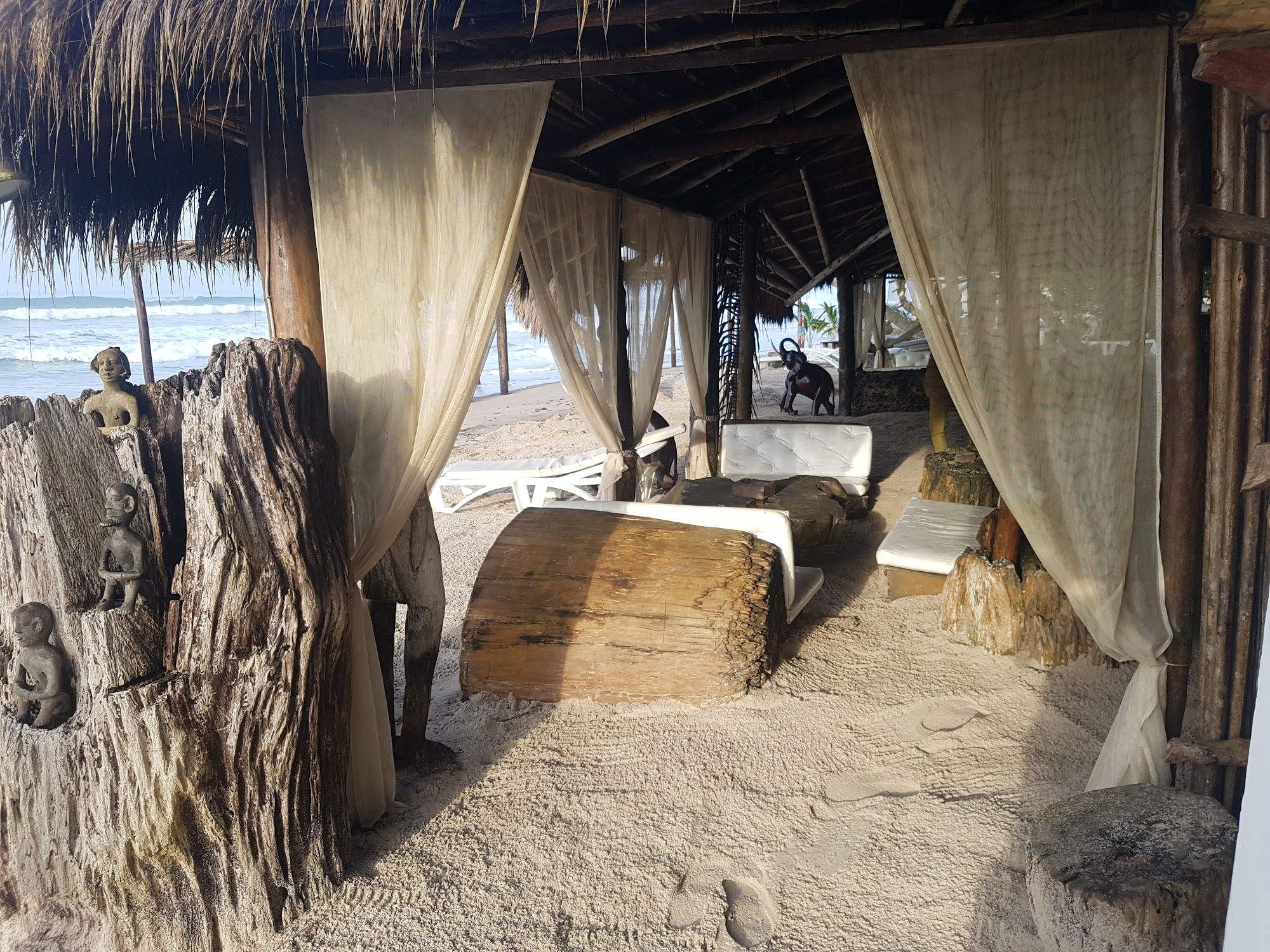 Cabane aux rideaux de lin sur la plage