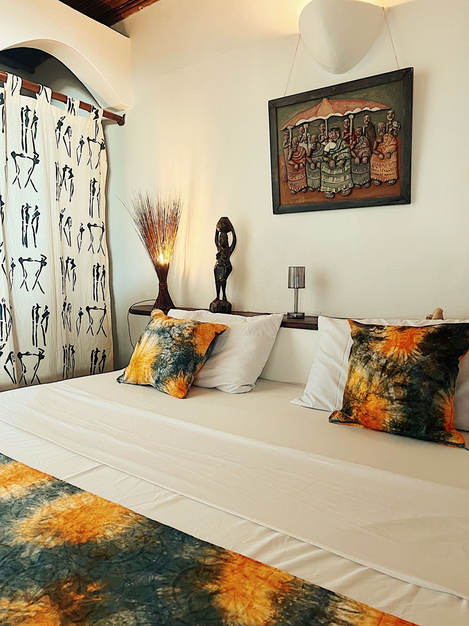 Chambre double décorée de tissus et d'objets ivoiriens