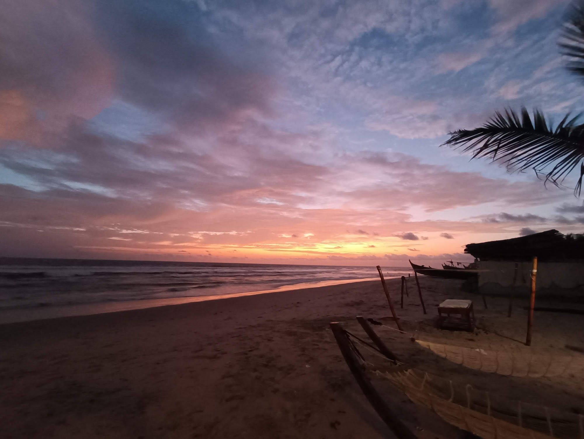 Coucher de soleil sur la plage et les pirogues
