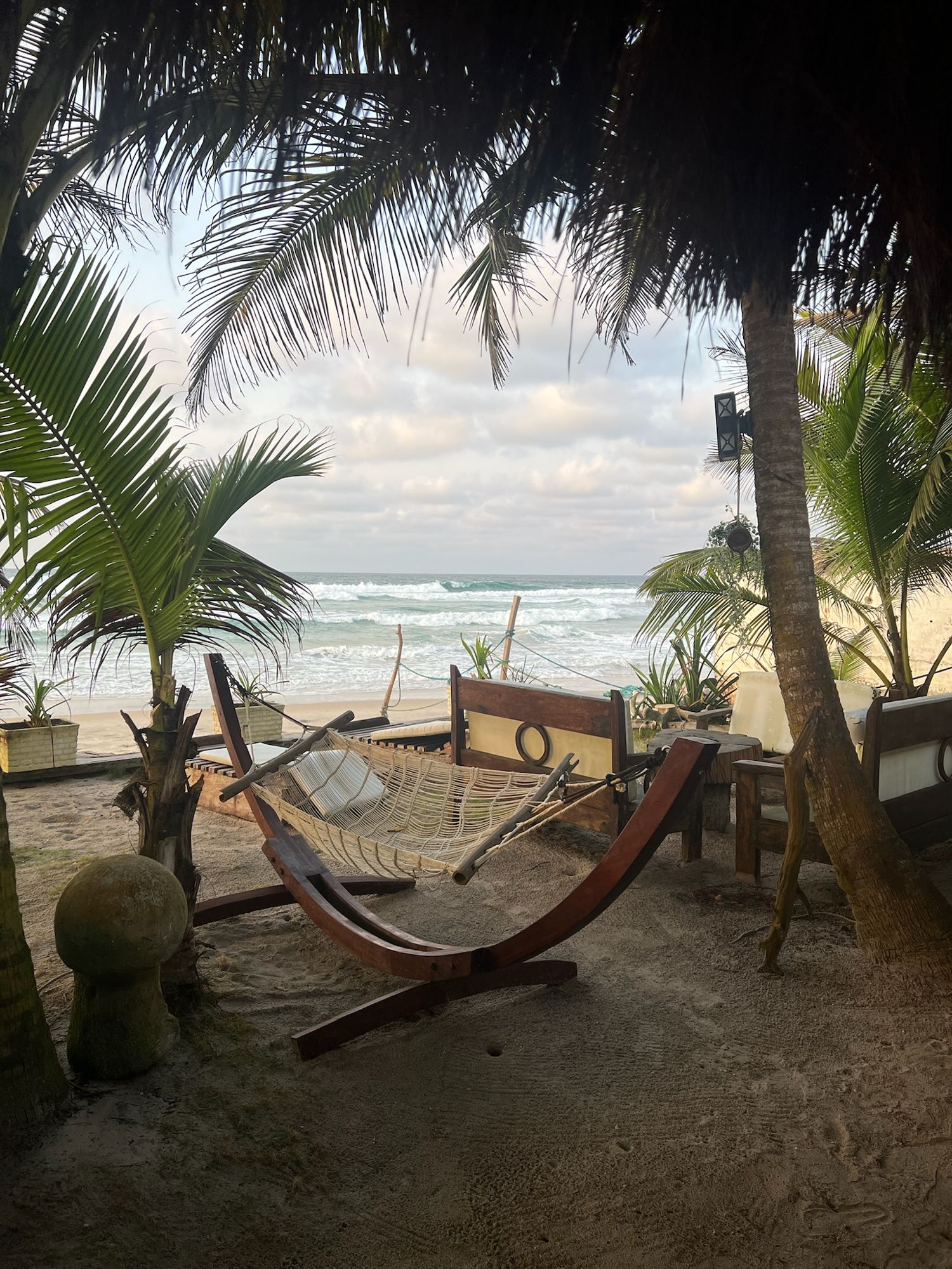Hamac à l'ombre des cocotiers, l'océan derrière