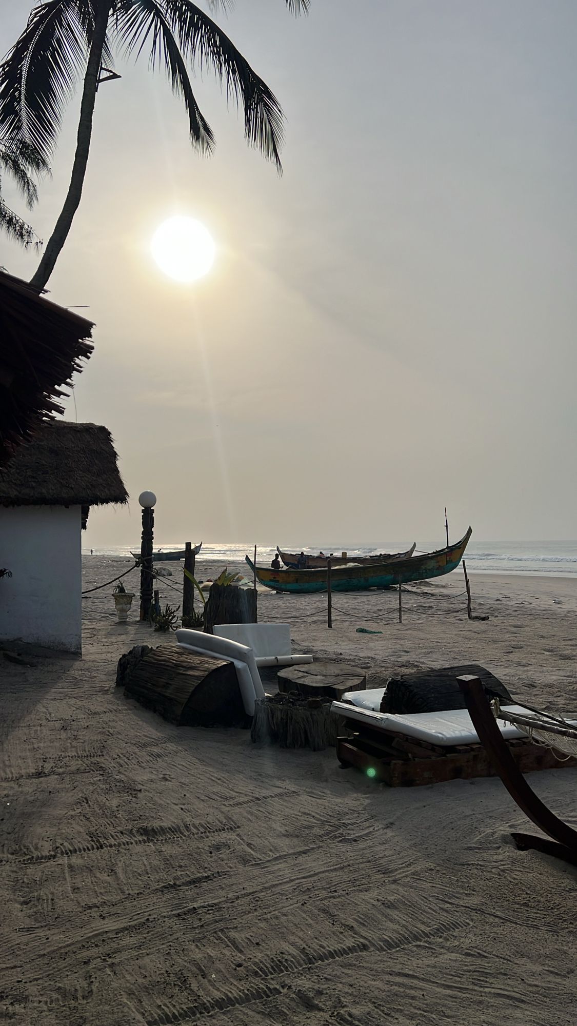 Pirogue de pêcheurs sur la plage au lever du soleil