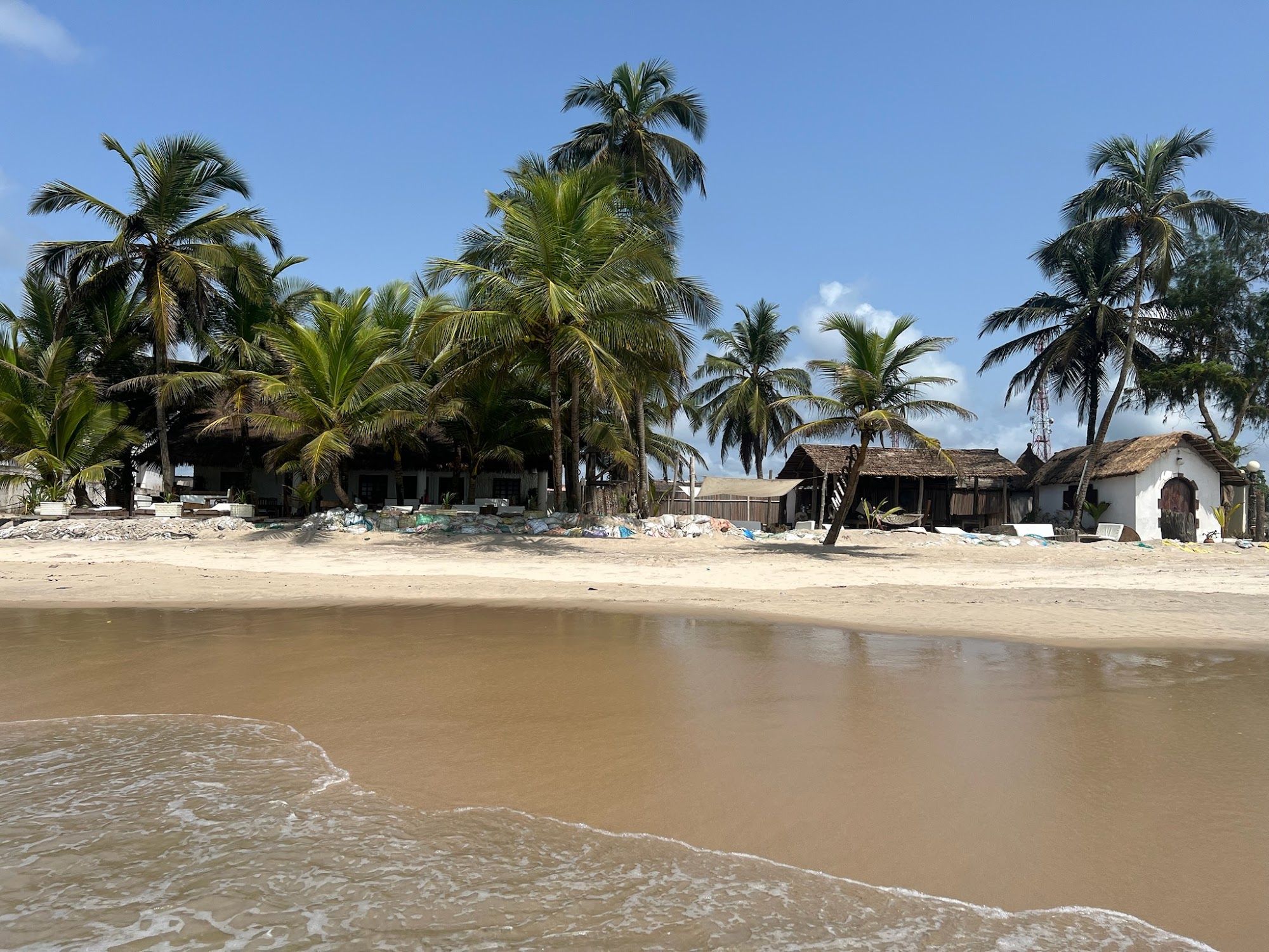 La plage d'Assouindé devant l'hôtel, bordée de cocotiers